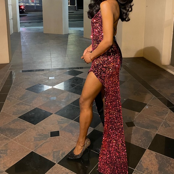 Sparkly prom dress. Only worn once. Size 8, but the strap adjusted to fit 2/4 - Picture 1 of 4